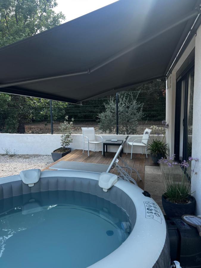 Maisonnette 32m2 Climatise Avec Jacuzzi Au Calme. Casa de Férias