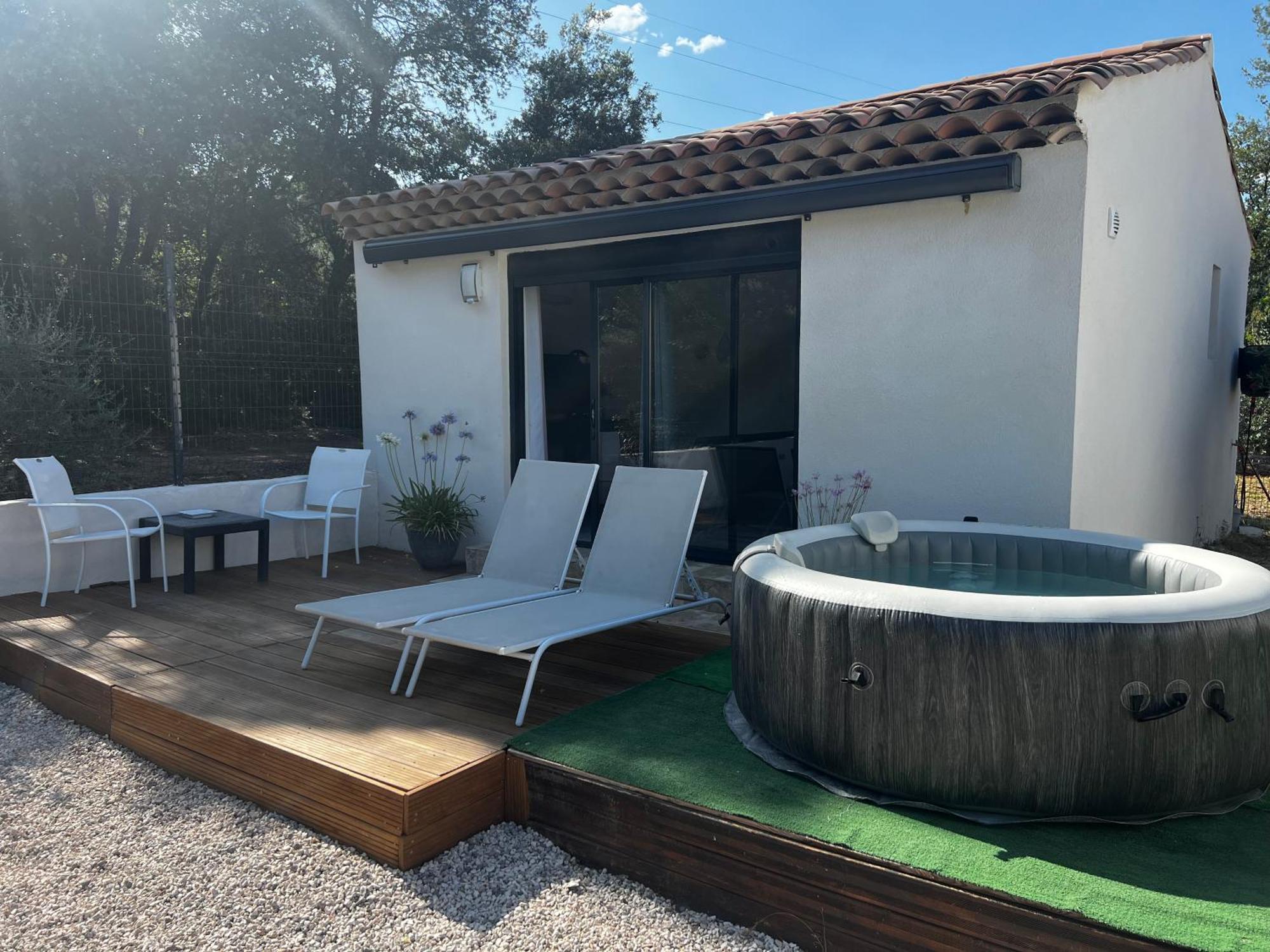 Holiday home Maisonnette 32m2 Climatise Avec Jacuzzi Au Calme. *