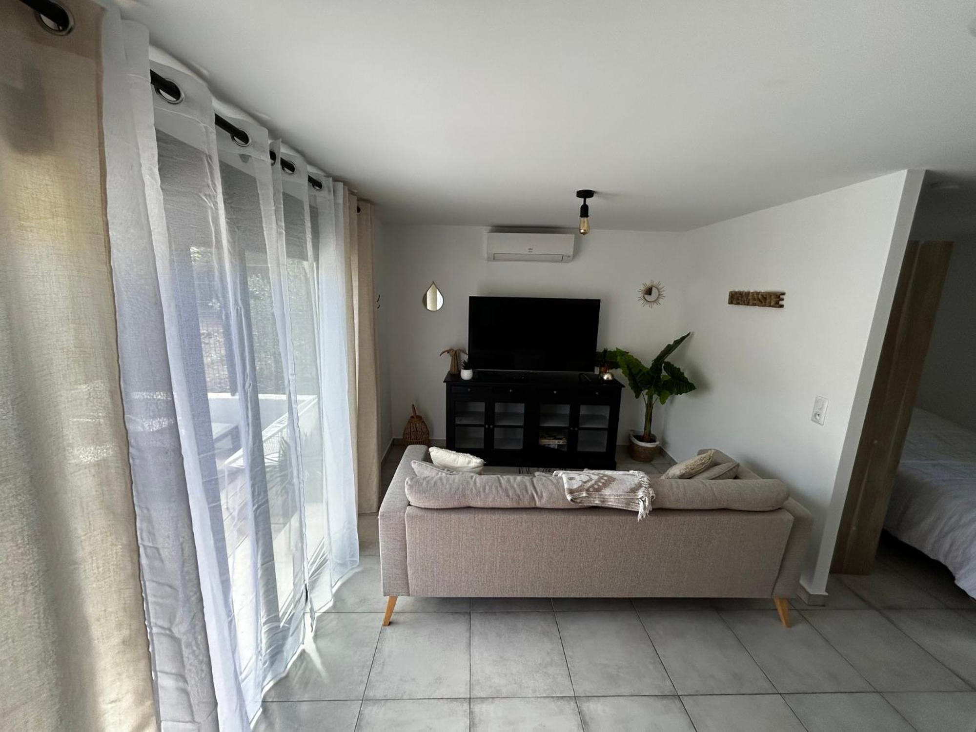 Maisonnette 32m2 Climatise Avec Jacuzzi Au Calme. Casa de Férias *